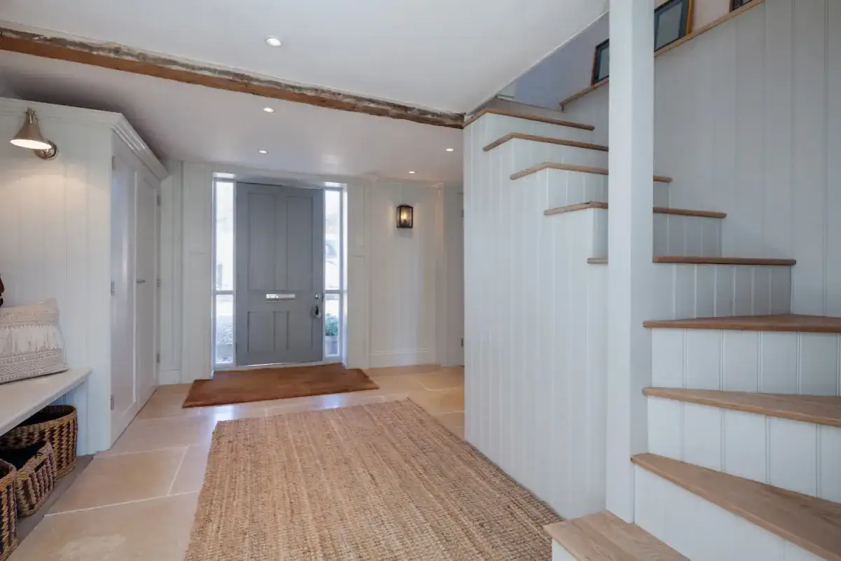 Na jaki kolor pomalować boazerię w przedpokoju, aby zyskać styl?