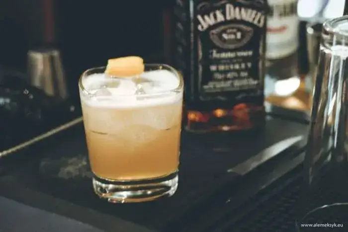 Najlepsze drinki z jajkiem: przepisy na klasyczne koktajle i porady