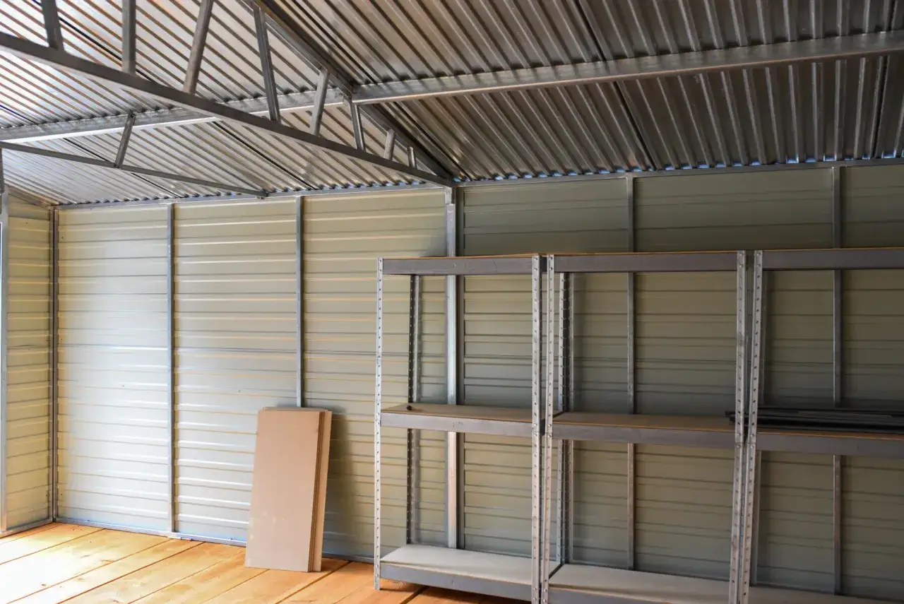 Półki w garażu czekają na narzędzia. Idealne miejsce, by dowiedzieć się, jak urządzić warsztat w garażu.