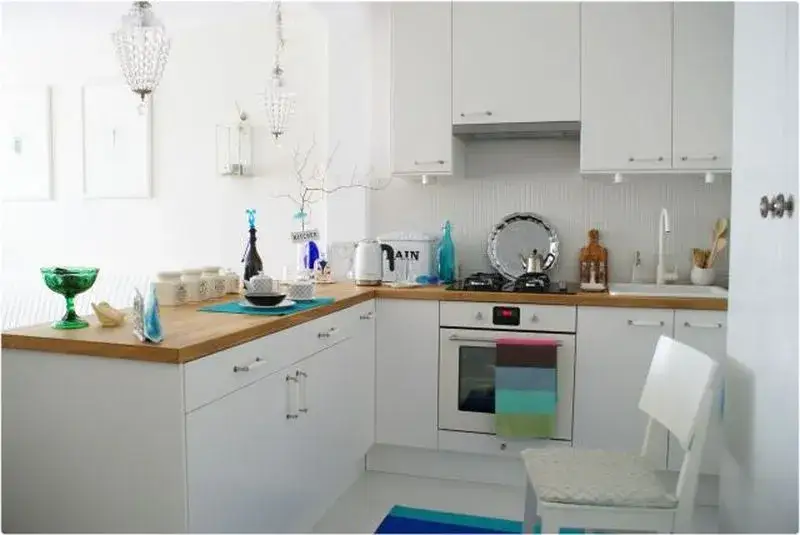 Tanie i proste sposoby na metamorfozę szafek kuchennych z płyty bez remontu