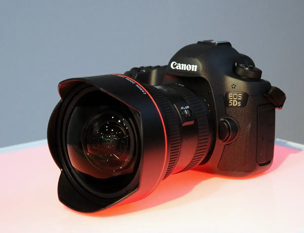 Pierwsza lustrzanka 2026: Ranking TOP 5. Czy nadal warto? Poradnik.