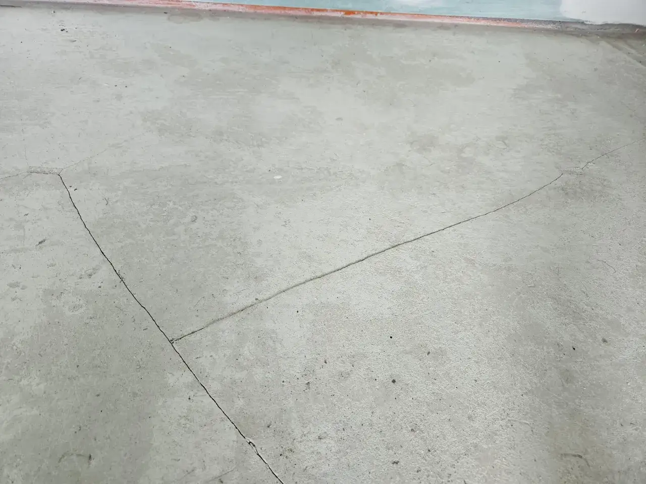 Ile schnie posadzka betonowa? Odkryj czas schnięcia i błędy do uniknięcia