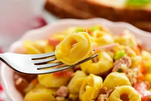 Jak zrobić tortellini z szynką – prosty przepis na pyszne danie