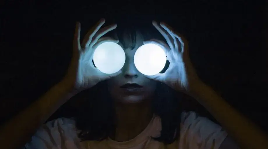 Czy latarka z telefonu może uszkodzić wzrok? Oto, co musisz wiedzieć