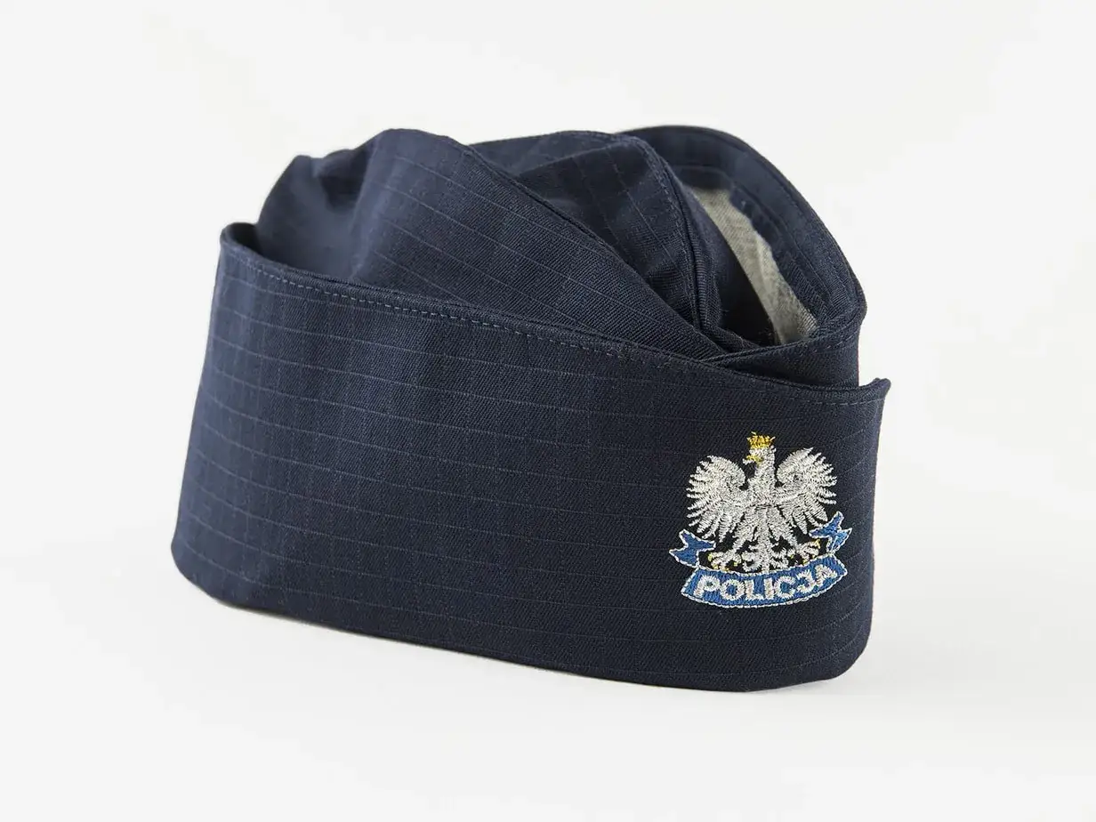 Granatowa furażerka policyjna z orłem i napisem POLICJA.