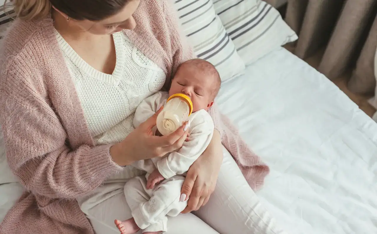 Jak trzymać dziecko do karmienia butelką, by uniknąć problemów z ssaniem