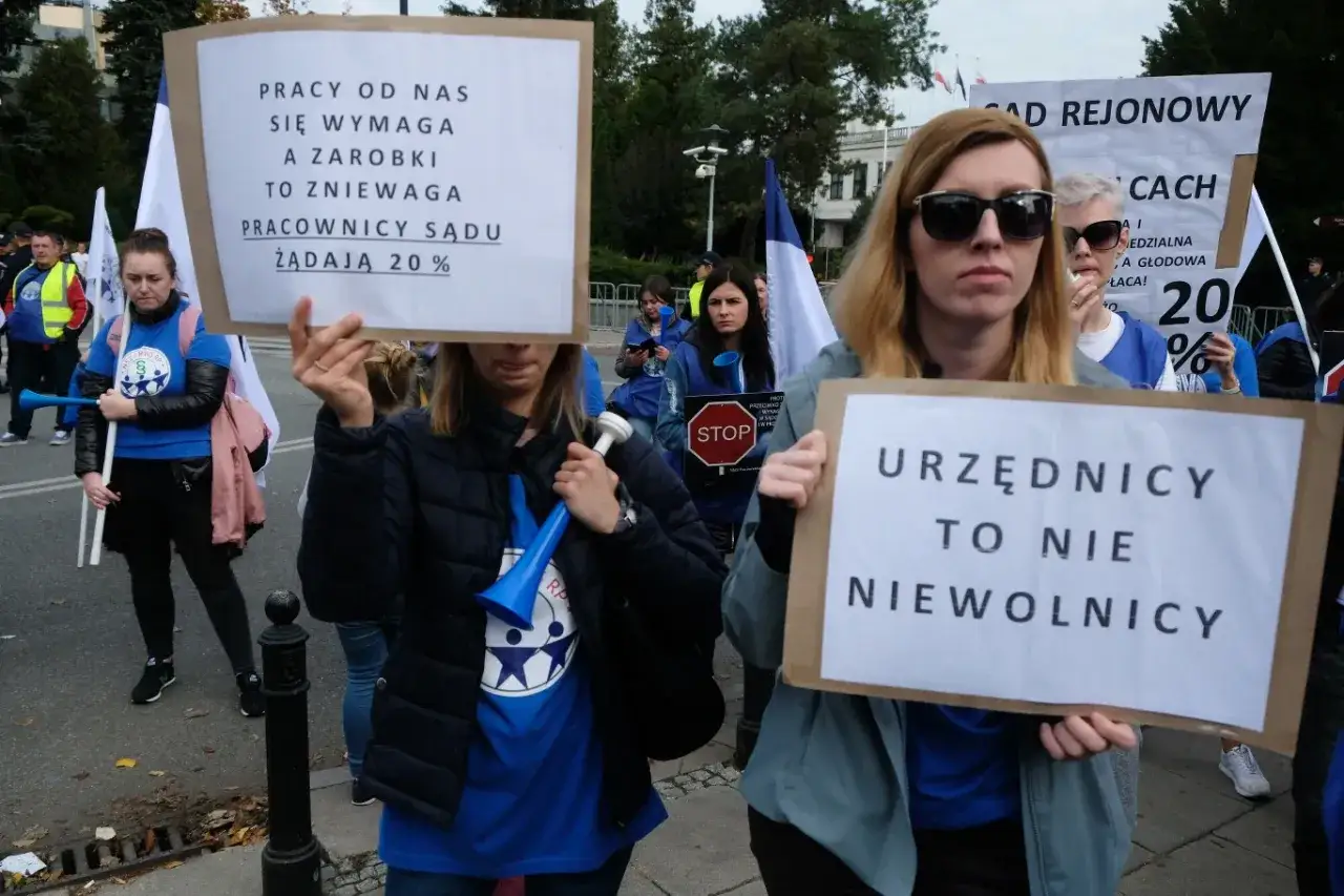 Pracownicy sądu protestują, domagając się 20% podwyżki. "Urzednicy to nie niewolnicy" – to znaczy praca w budżetówce wymaga wiele, ale zarobki są niskie.