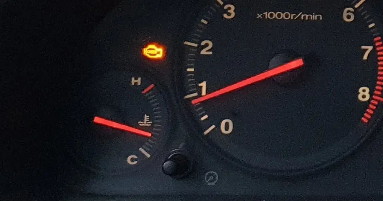 Check engine: Miga czy świeci? Co robić, by uniknąć paniki?