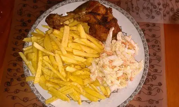 Surówka do kurczaka i frytek: 7 przepisów, które odmienią Twój obiad