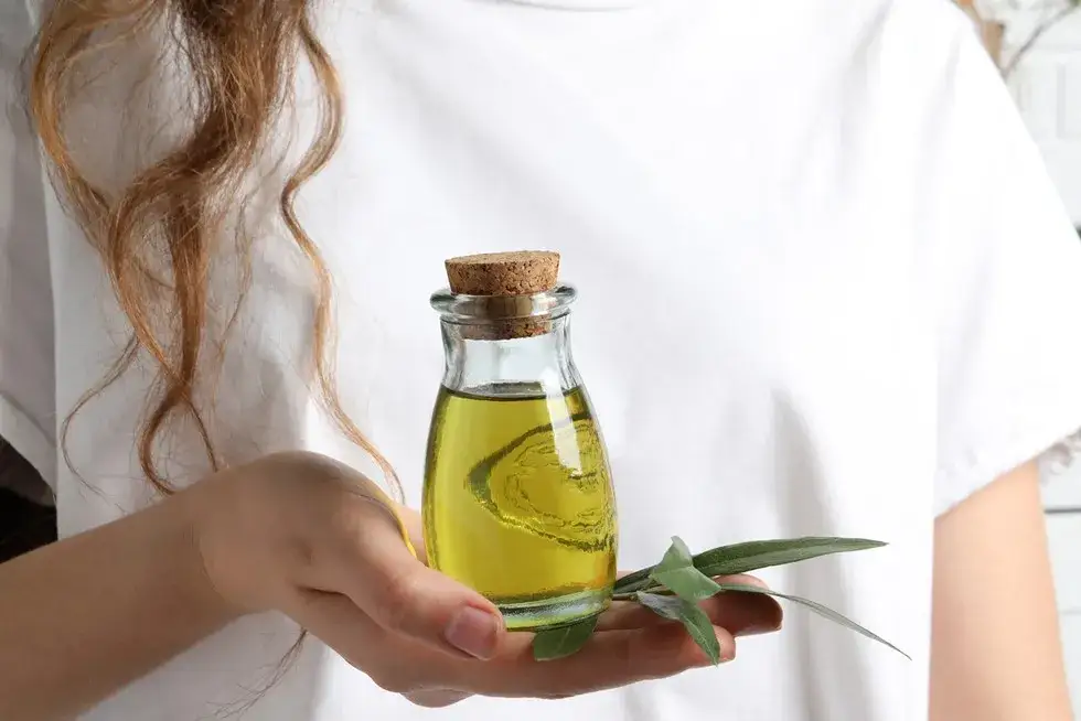 Oliwa z oliwek na włosy jak stosować – skuteczne metody i porady