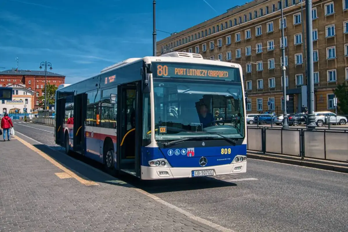Autobus miejski z numerem 80 jadący do Portu Lotniczego w Bydgoszczy.