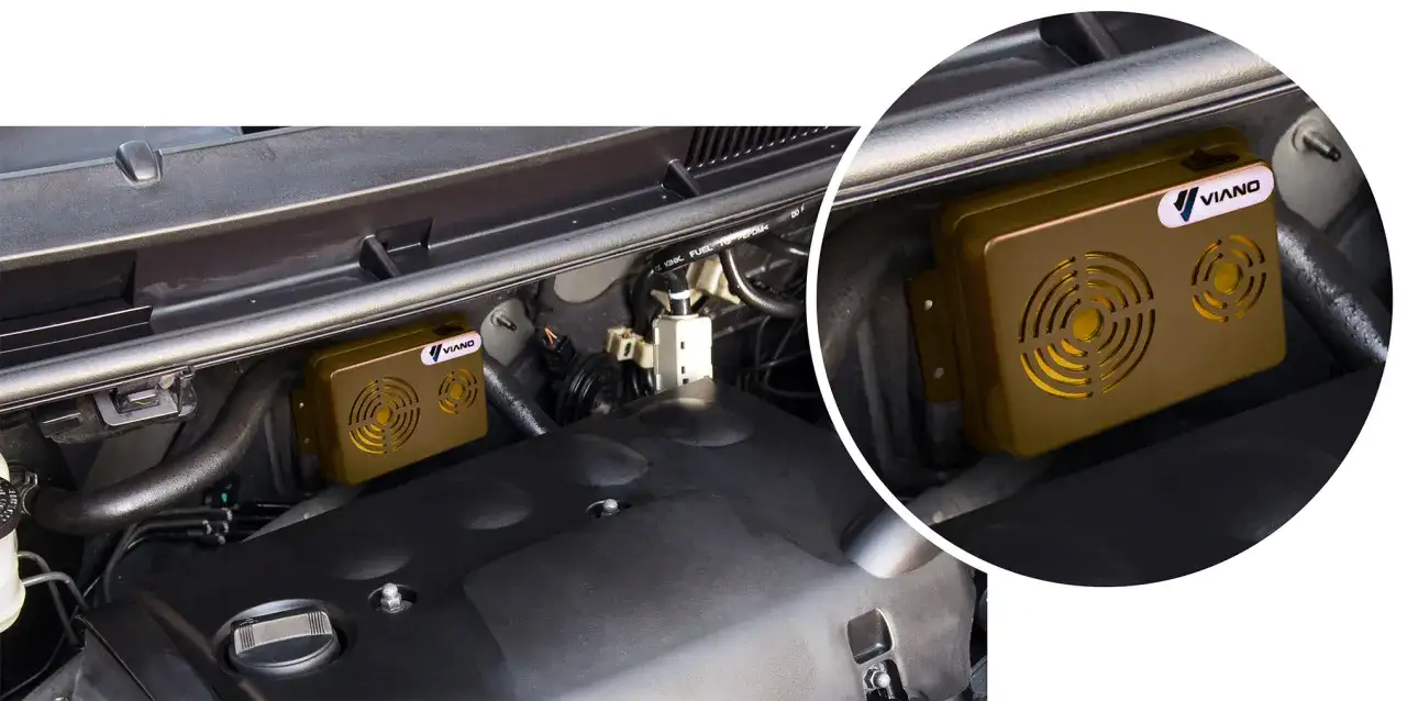 Złoty odstraszacz kun marki Viano zamontowany w komorze silnika samochodu.