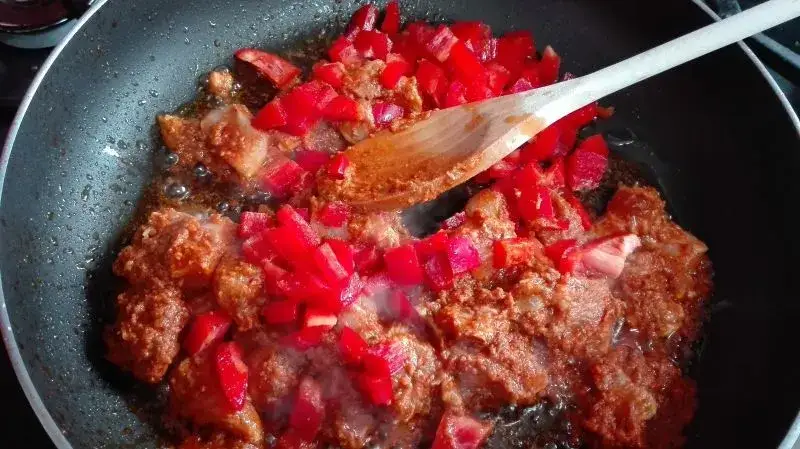 Jakie są najlepsze przepisy na makaron z czerwonym pesto i kurczakiem?