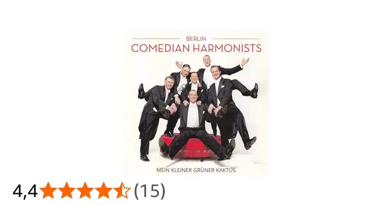 Comedian Harmonists in Anzügen posieren fröhlich auf einem roten Podest.