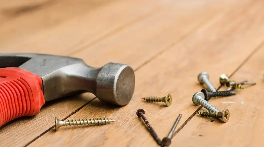 Jak wbijać gwoździe tapicerskie? Poradnik krok po kroku