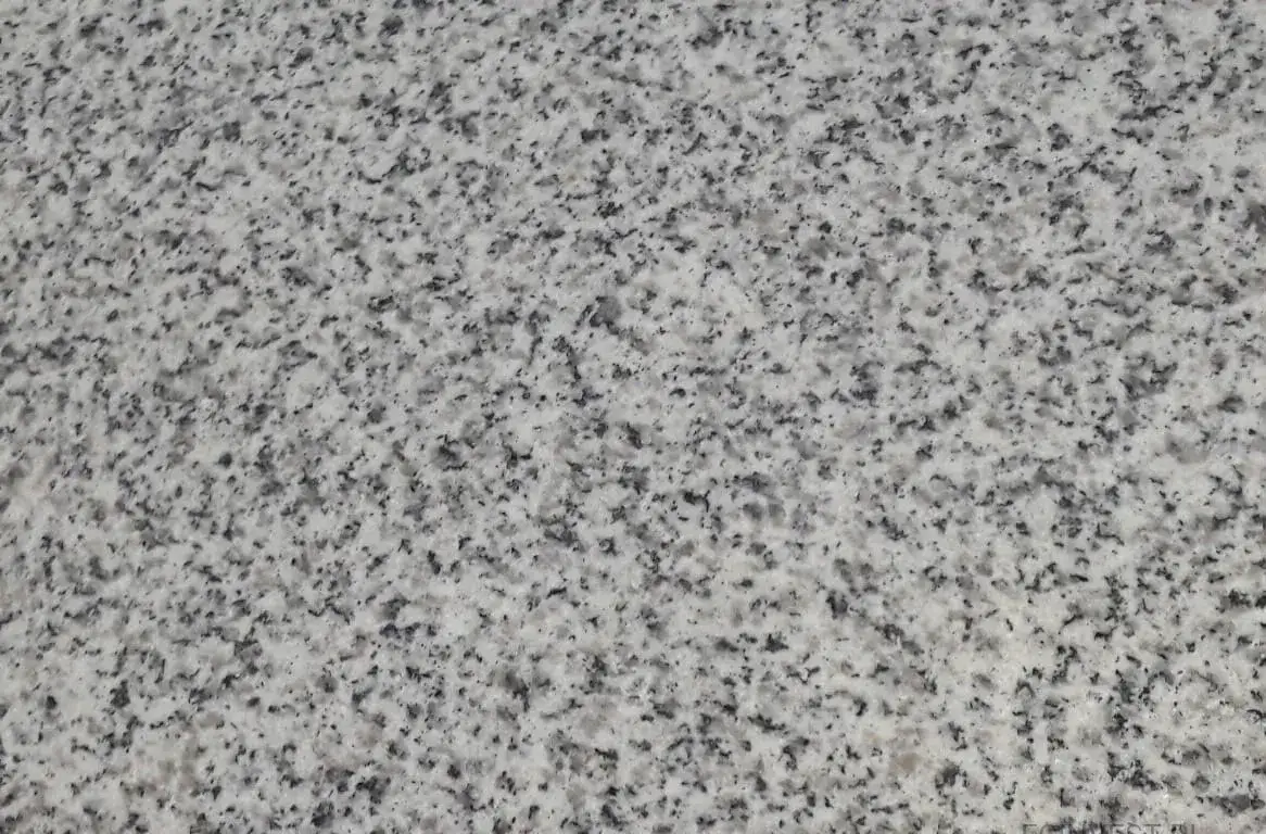 Jakie płytki na cmentarz wybrać, aby uniknąć problemów z trwałością?