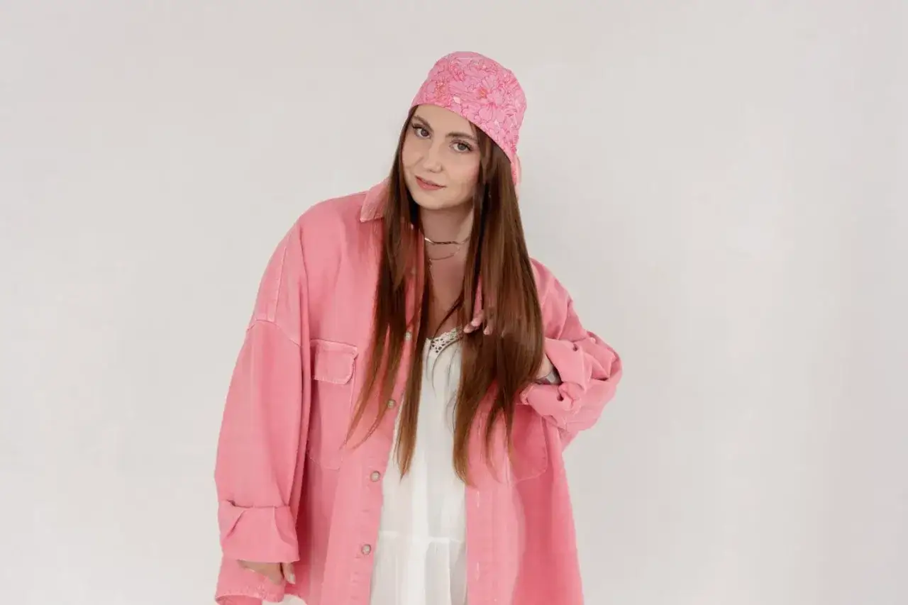 Jak nosić gumkę do włosów z apaszką i wyglądać stylowo każdego dnia