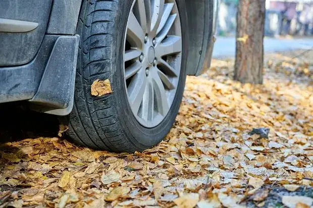 Kiedy zmienić opony? Sezon, zużycie, prawo uniknij błędów!