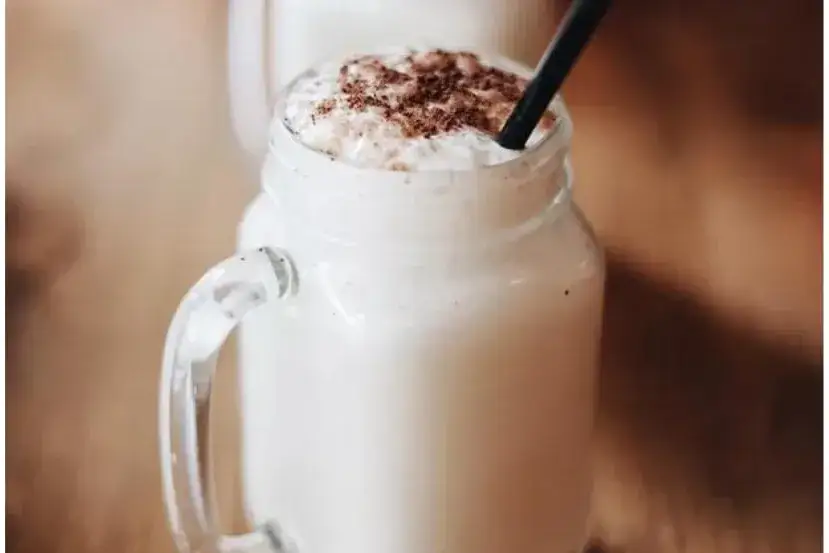 Najlepsze przepisy na drinki z soplicą orzech laskowy, które zaskoczą