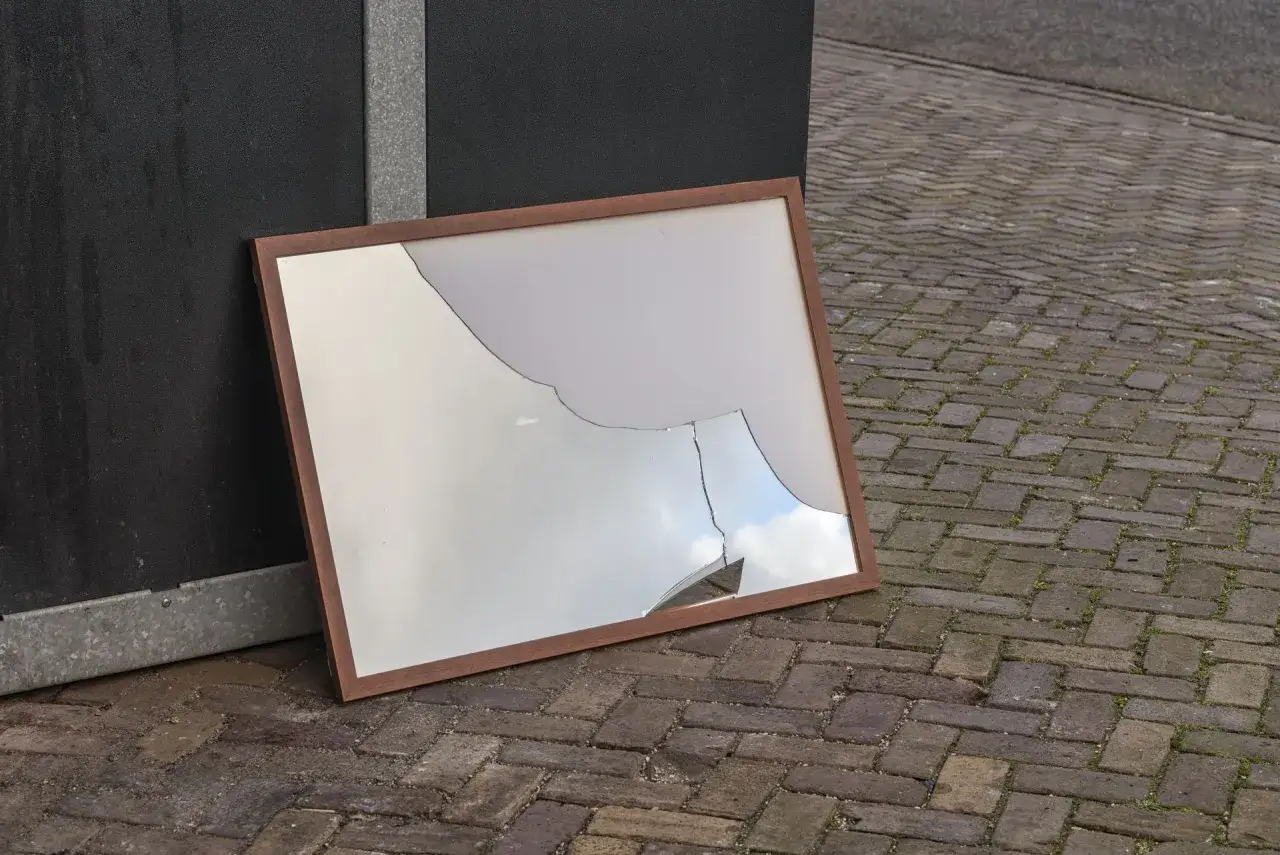 Jak wyrzucić lustro? Poznaj prawidłowe metody utylizacji