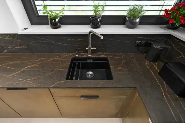 Blat kompozytowy czy konglomerat - co wybrać do kuchni i łazienki?