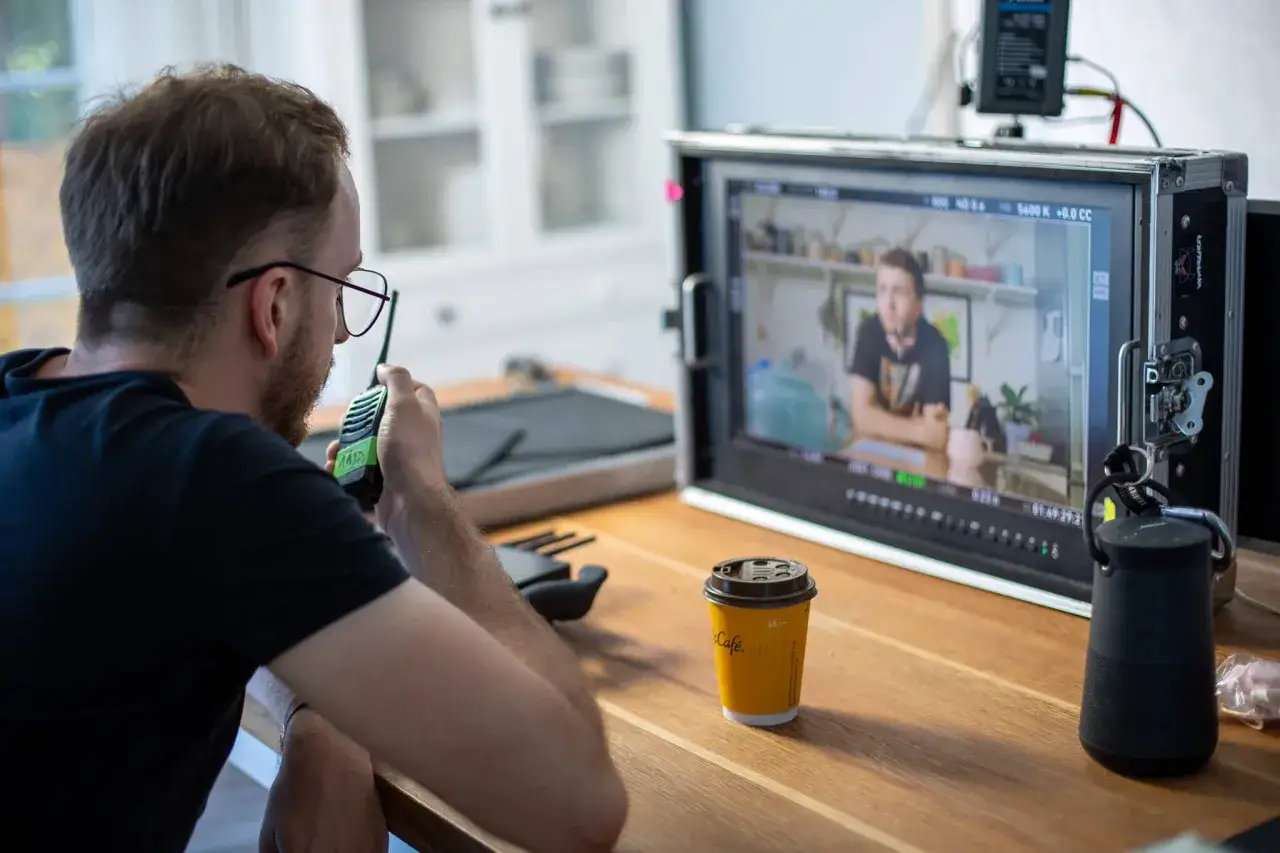 Kim jest producent filmowy? Kulisy pracy na planie i poza nim