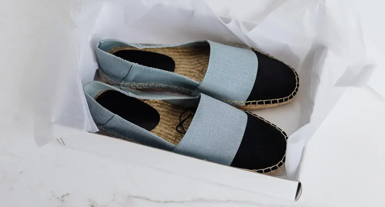 Jak wysłać buty bez obaw o uszkodzenia i wysokie koszty?