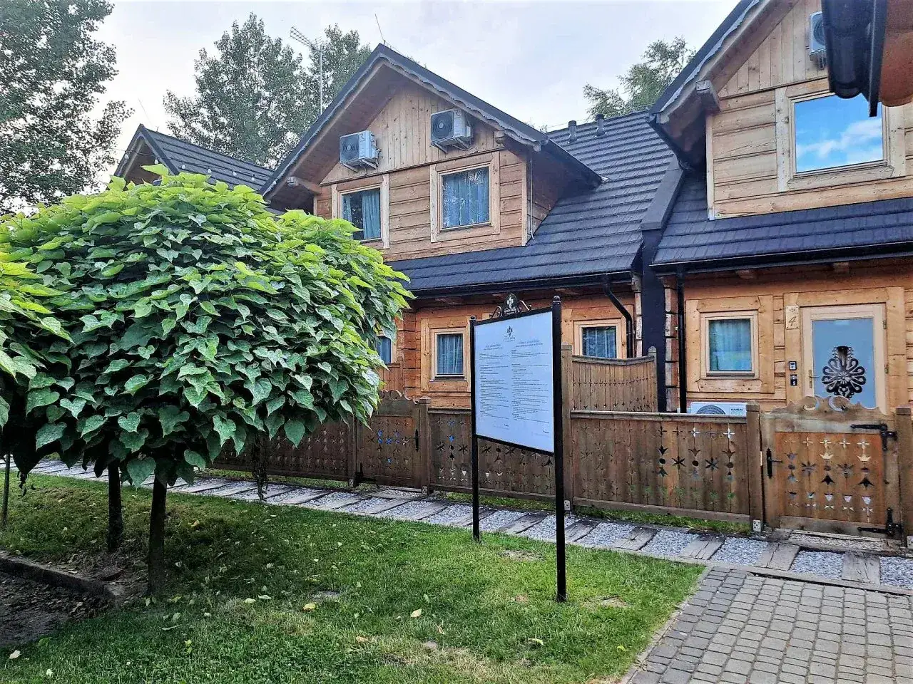 Jak dojechać do Skansen Holiday w Cholerzynie 424 - trasa i najlepsze połączenia