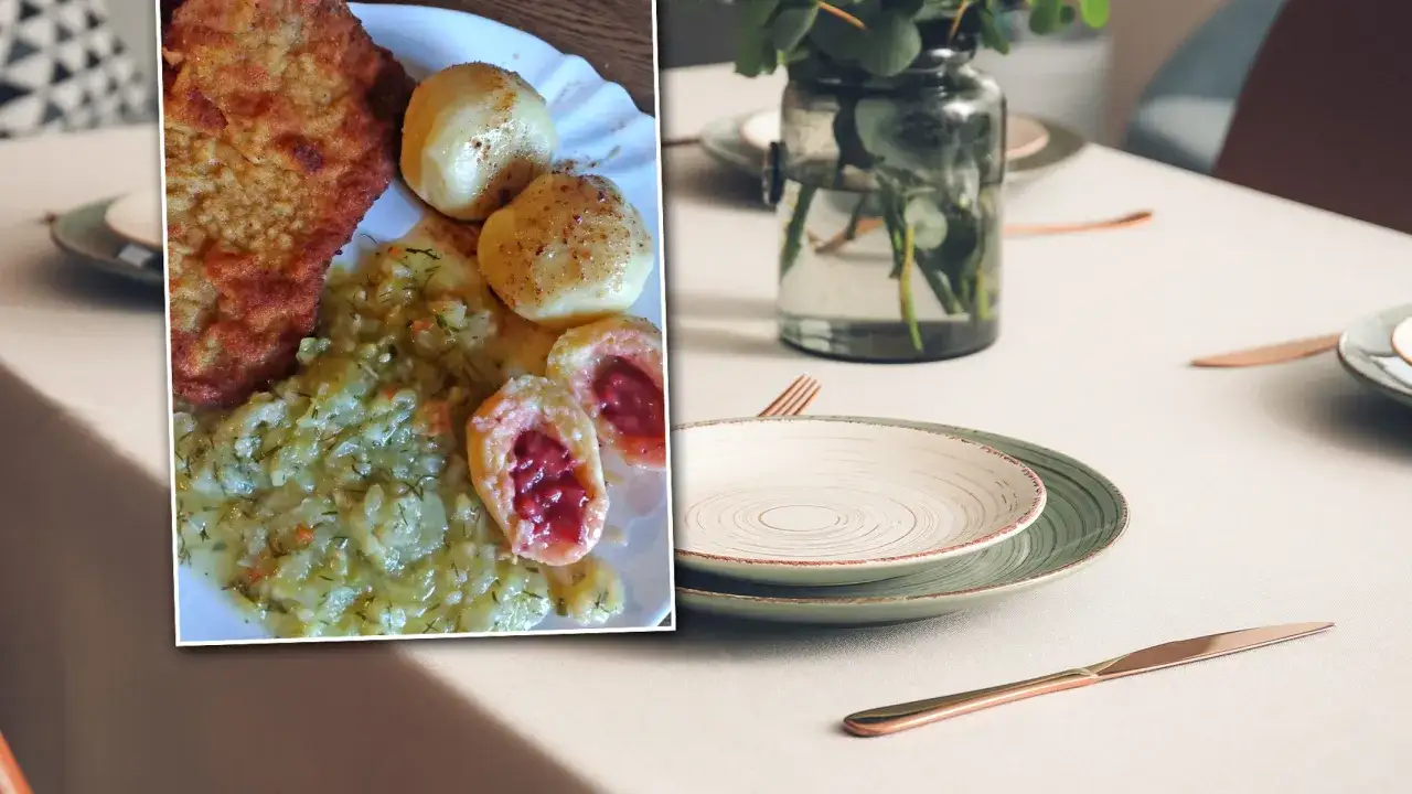 Pyszny obiad: panierowany kotlet, ziemniaki i kluski z owocami. Po prawej stronie stół nakryty do lunchu.