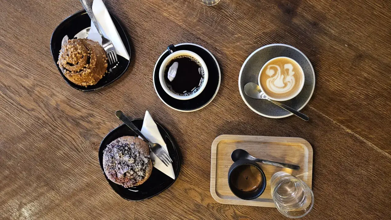 Flat White: Co to? Różnice, przepis i sekrety domowego baristy