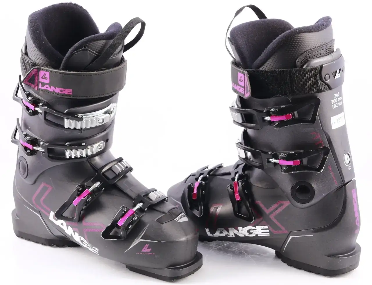 Para czarnych butów narciarskich marki Lange z różowymi akcentami.