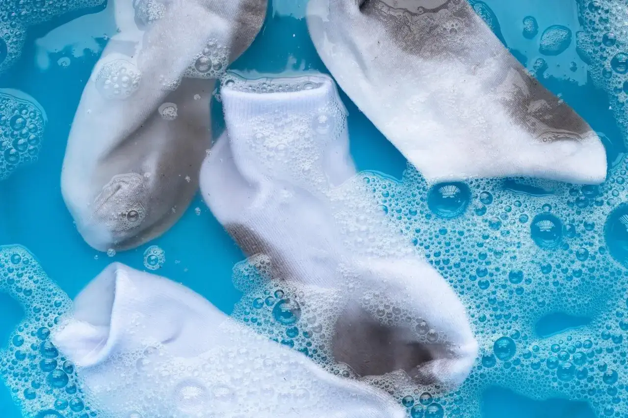 Jak doprać białe skarpetki: najskuteczniejsze metody na plamy