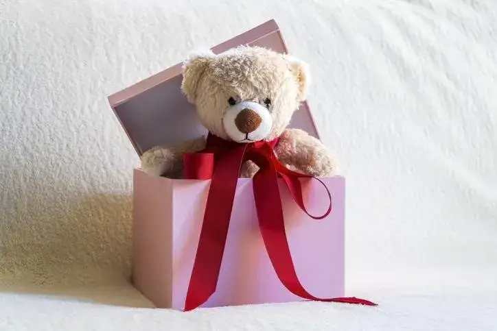 Jak zapakować misia na prezent – proste i kreatywne pomysły na pakowanie