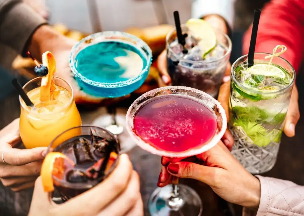 Drinki domowe: Proste przepisy, które zrobisz jak barman!