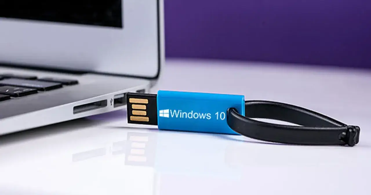 Niebieski pendrive z napisem "Windows 10" podłączony do laptopa. Idealny do nauki, jak zrobic format komputera win 10.