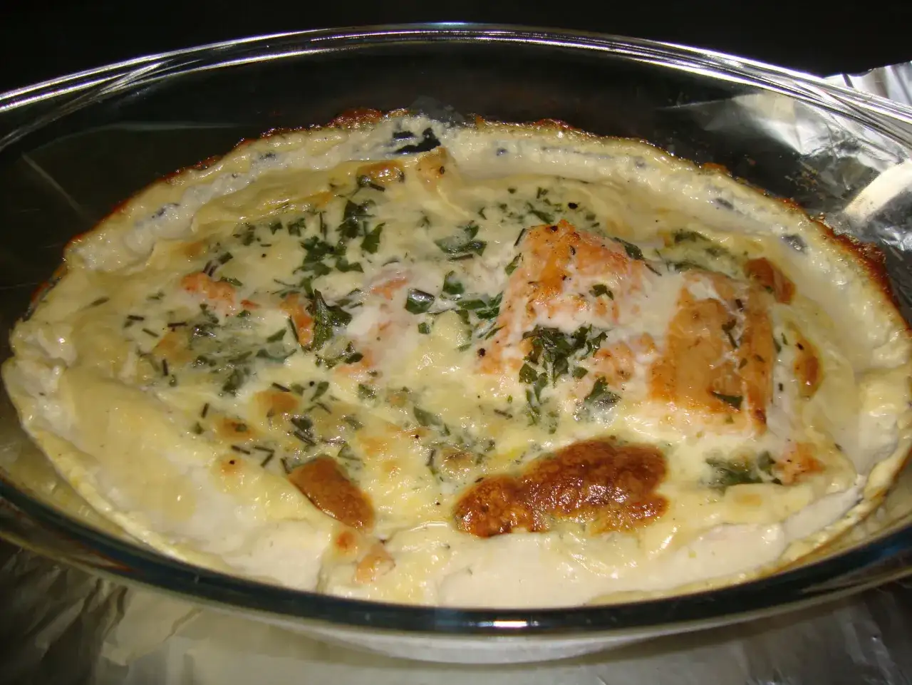 Zapiekanka łososiowa w sosie śmietanowym: przepis i sekrety