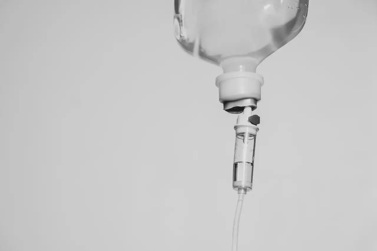 Jak bezpiecznie zmienić kroplówkę? Instrukcja krok po kroku