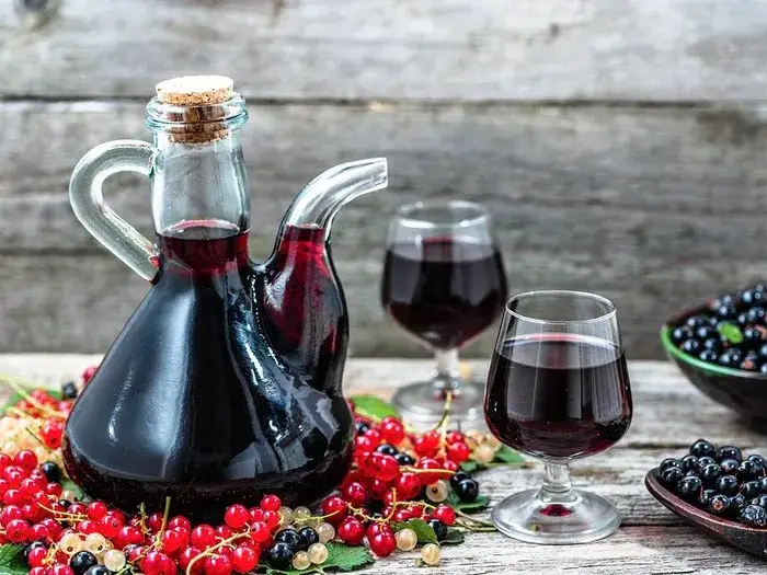 Wino z czarnej porzeczki: Prosty przepis i sekrety udanej fermentacji