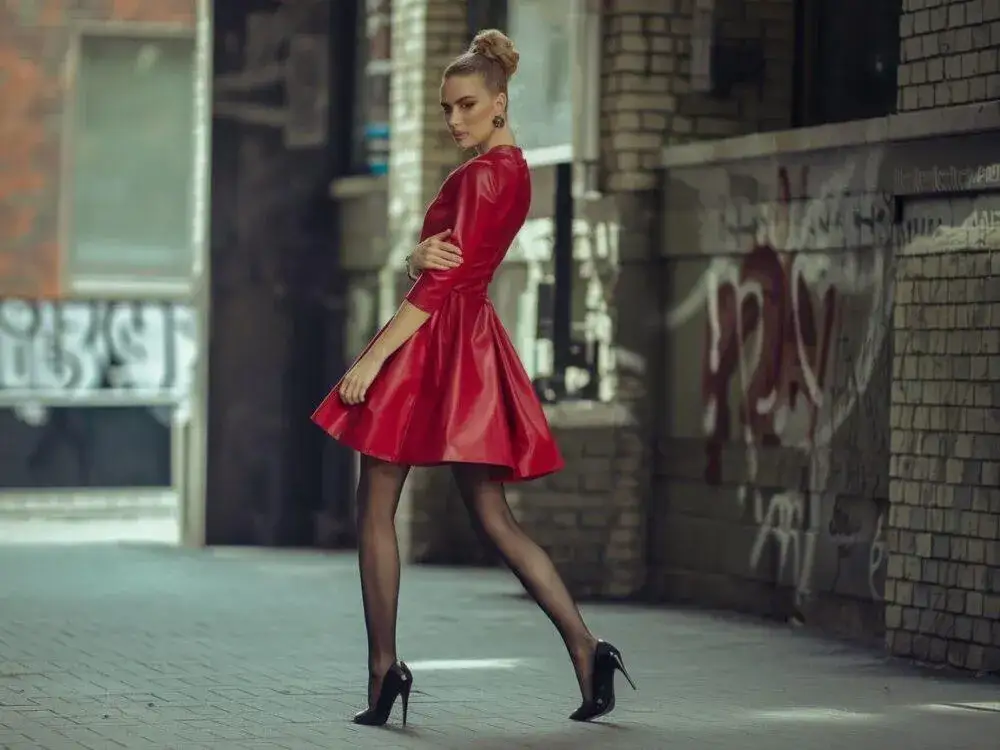 Jaki kolor rajstop do bordowej sukienki, aby wyglądać elegancko?