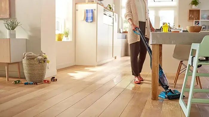 Czym myć panele, aby uniknąć smug i skutecznie je wyczyścić