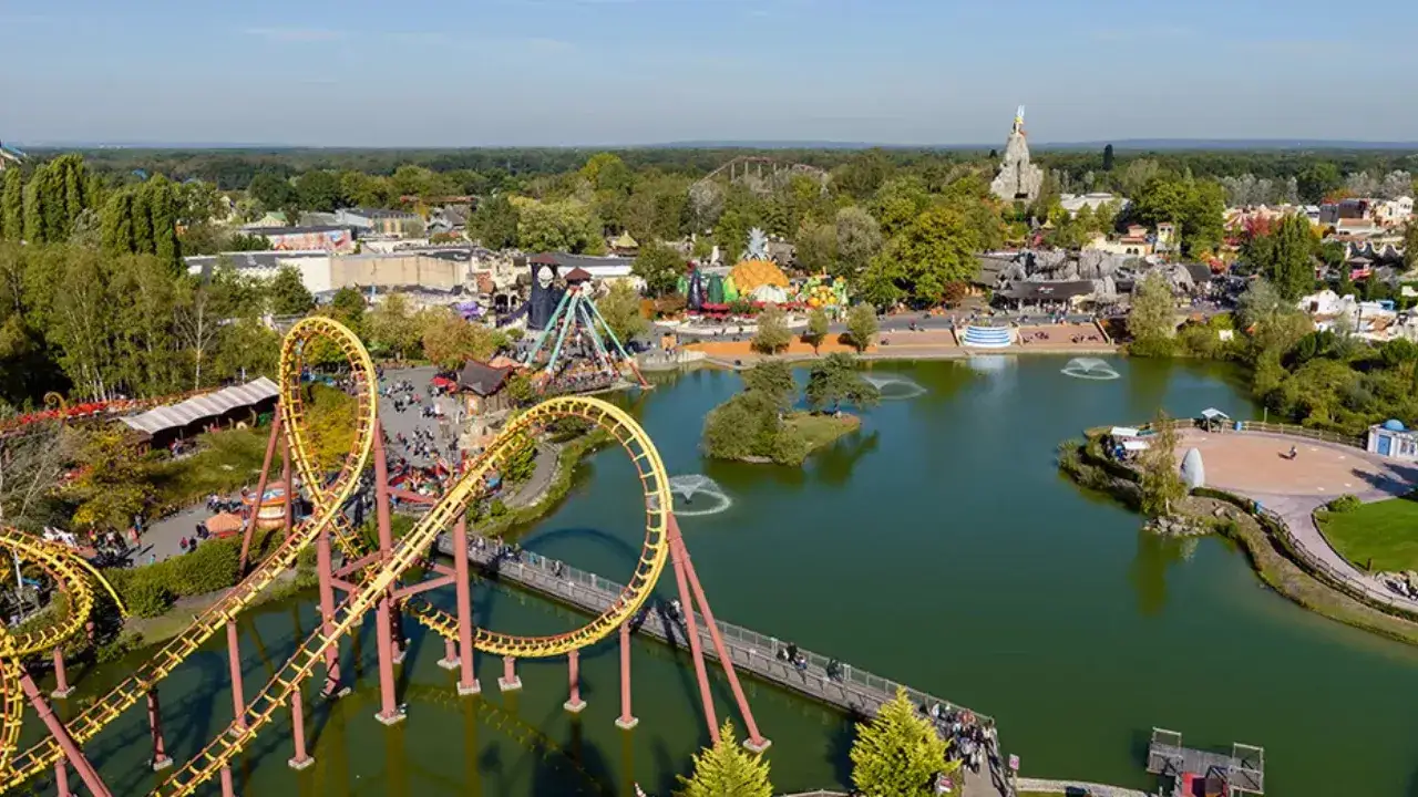 Disneyland vs Astérix: ¿Qué parque de París elegir para tu viaje ideal?