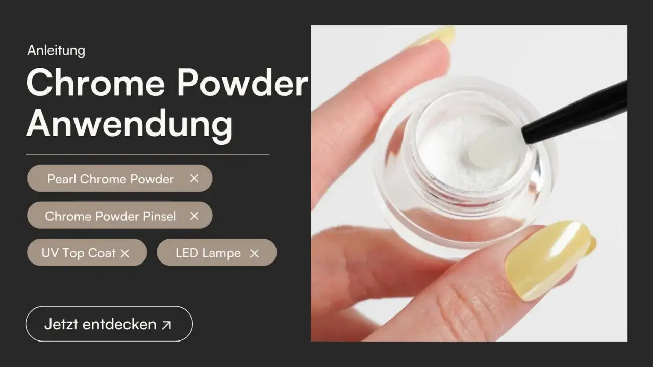 Nahaufnahme: Hand hält Tiegel mit weißem Chrom-Puder und Pinsel, gelber Nagel.