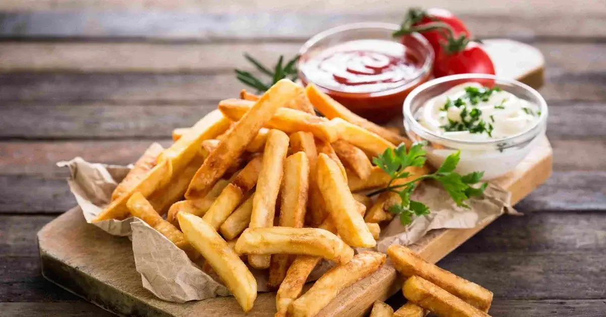 Ile piec frytki w piekarniku? Przepis na złote i chrupiące