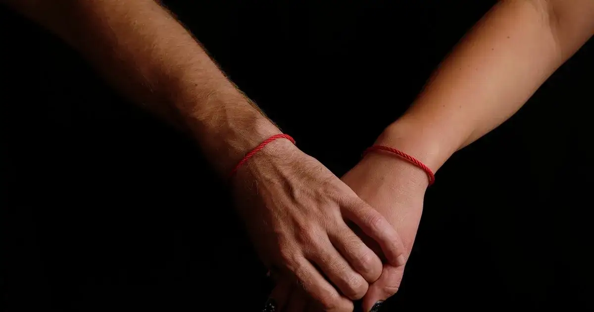 Czy czerwona nitka to grzech? Prawda o jej znaczeniu i religijnych kontrowersjach