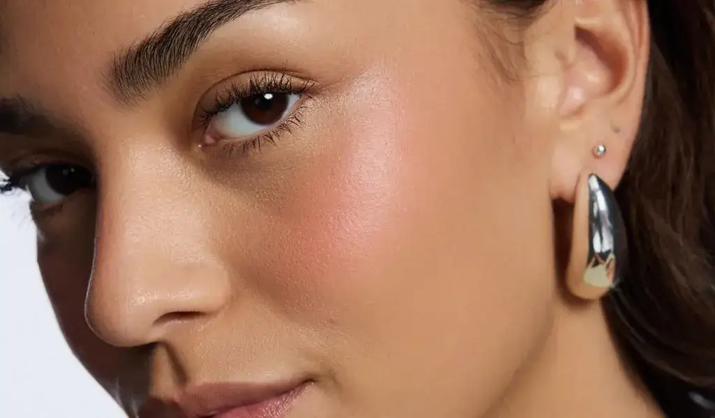 Rouge richtig wählen & auftragen: Ihr Guide zum perfekten Teint