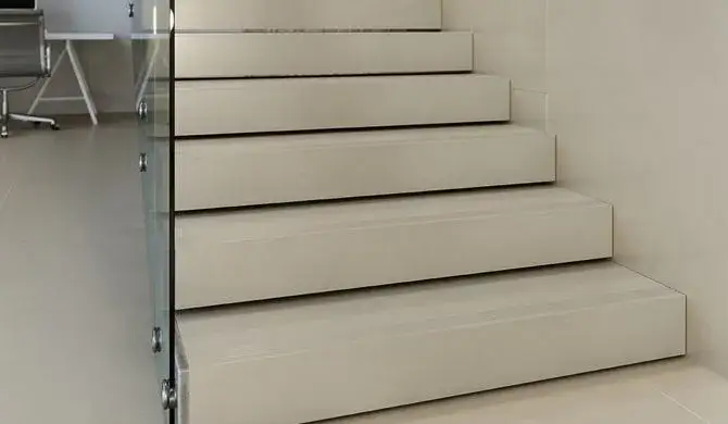 Jak kłaść płytki na schody wewnętrzne, unikając najczęstszych błędów