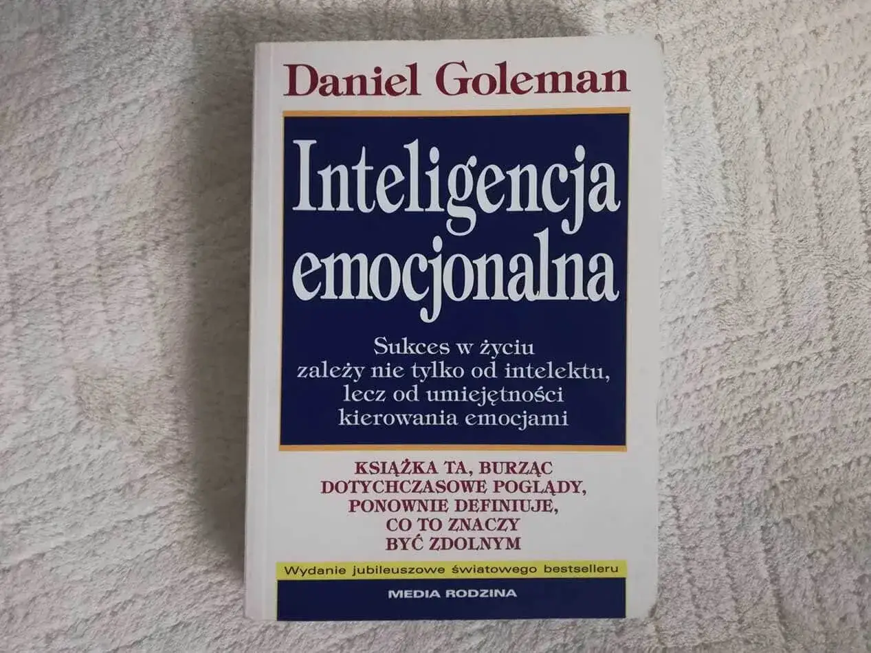 Recenzja książki "Inteligencja emocjonalna" Daniela Golemana. Sukces zależy od umiejętności kierowania emocjami.