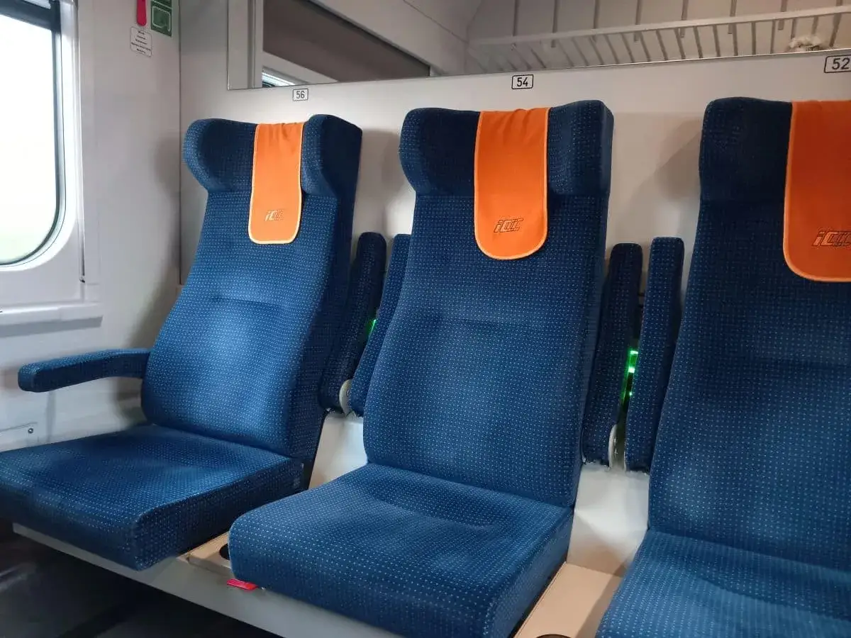Wygodne siedzenia w pociągu PKP Intercity na trasie Warszawa - Giżycko.
