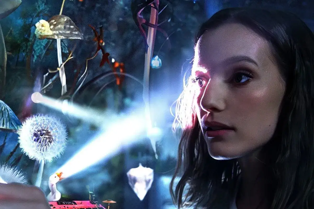 Młoda kobieta w magicznym lesie z dmuchawcem i grzybami.