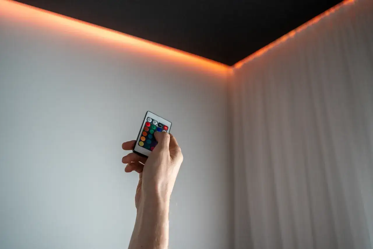 Jak zamontować listwy LED na suficie bez błędów – praktyczny poradnik krok po kroku